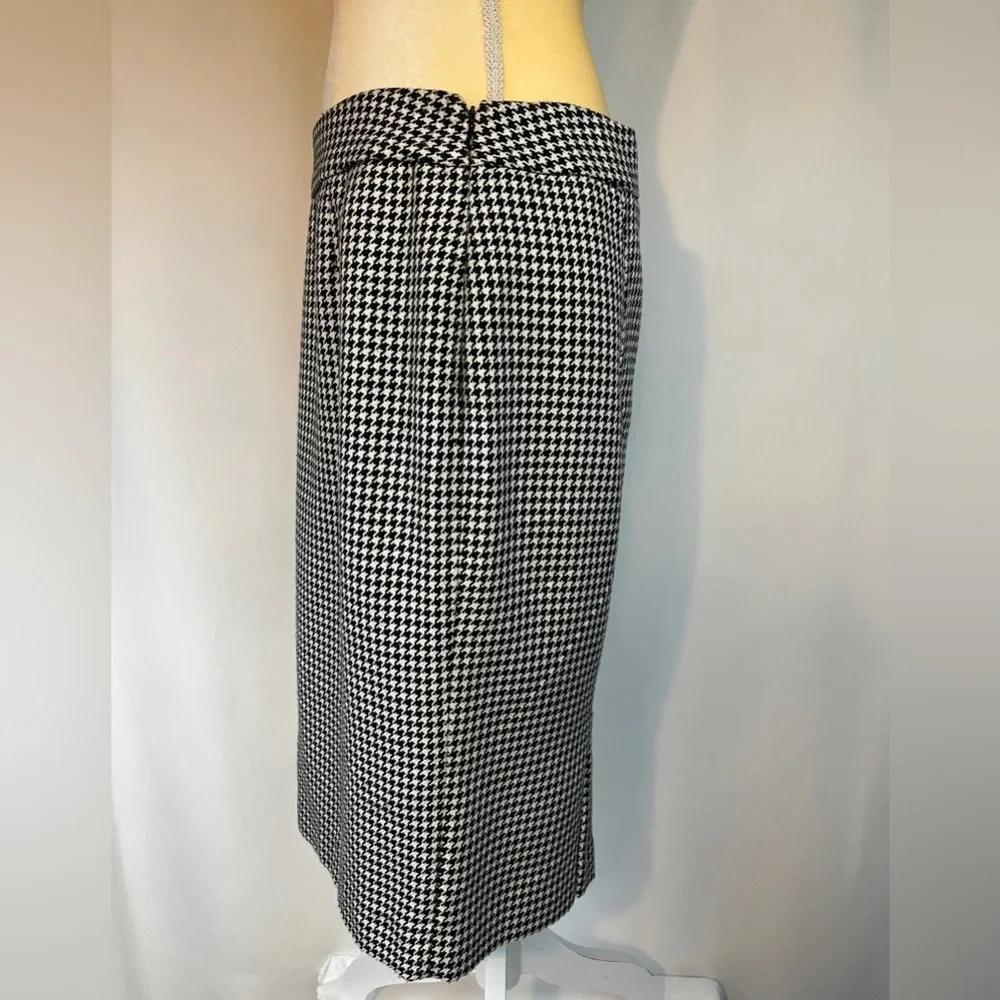 Black and White Knee Length Skirt with Lining Size 10